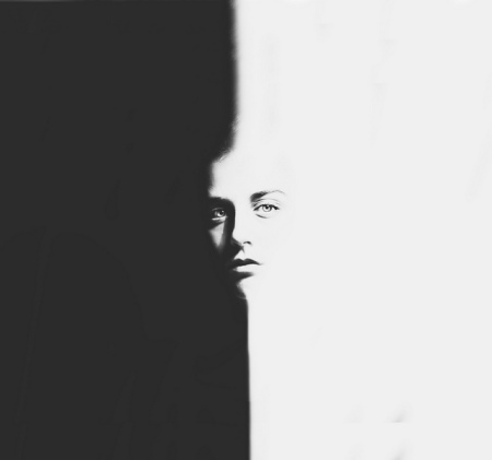 Living in Madrid, the photographer Silvia Grav offers us to travel into her world with black and white photographs manipulated by editing software. Strange and great sensitivity shots to discover in later portraits
